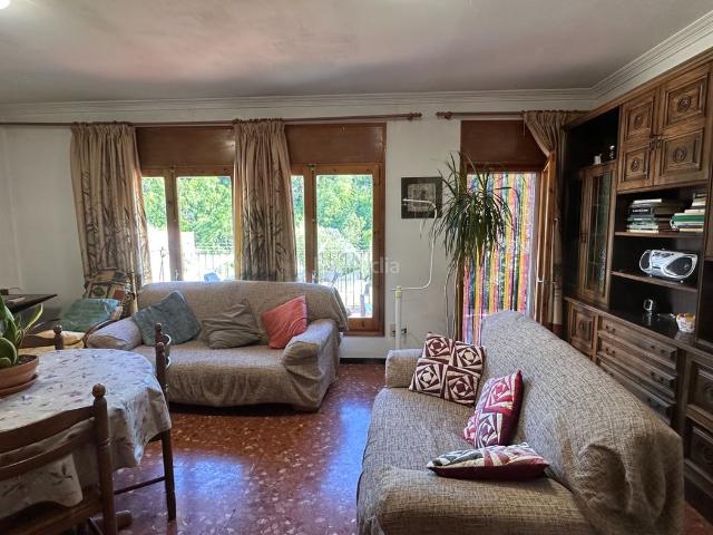 Casa adosada en venta en Castellfollit de la Roca. Casa de dos plantas con gran jardín y terraza. Casas adosadas Castellfollit de la.