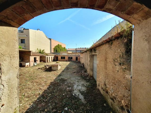 Casa adosada en venta en Castellví de la Marca. Finca urbana para reformar con 658 m² de parcela, gran patio y múltiples posibilidades. Casas adosadas Castellví de la.