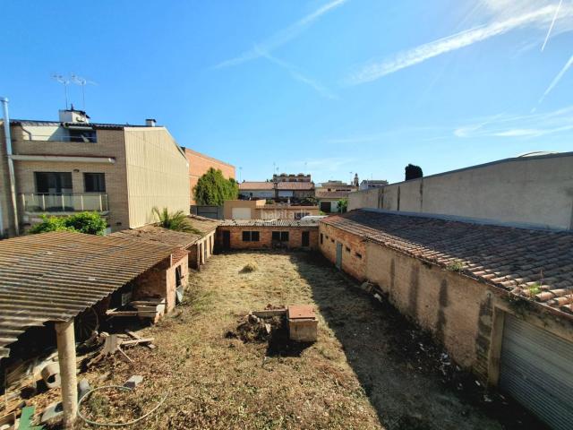 Casa adosada en venta en Castellví de la Marca. Finca urbana para reformar con 658 m² de parcela, gran patio y múltiples posibilidades. Casas adosadas Castellví de la.