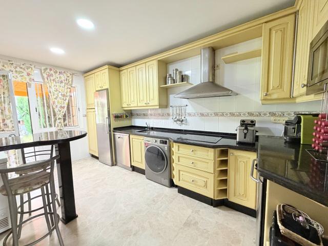 Casa adosada en venta en Castilleja de Guzmán. Magnifico adosado con piscina. Casas adosadas Castilleja de.