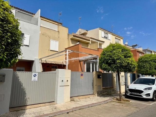 Casa adosada en venta en Castilleja de la Cuesta. Chalet Adosado con Encanto en Castilleja de la Cuesta Espacio, Luz y Vistas. Casas adosadas Castilleja de la.