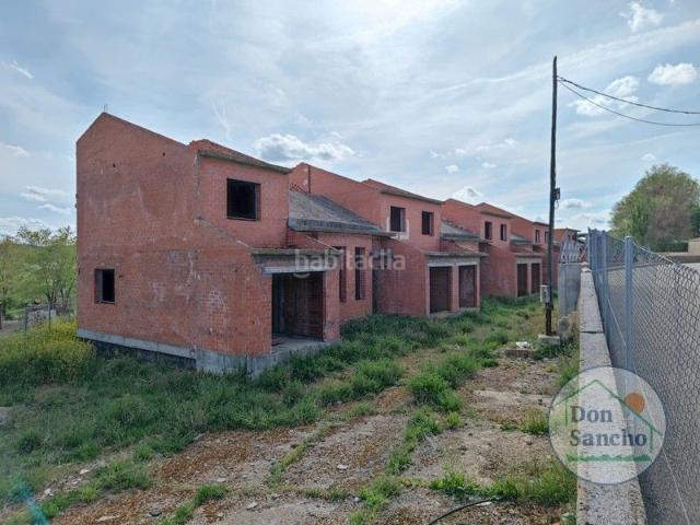 Casa adosada en venta en Castronuevo de Esgueva. Promocion a terminar compuesta de 14 viviendas unifamiliares adosadas cuyo frente da a la calle Solana, sin numero, articuladas ca. Casas adosadas.