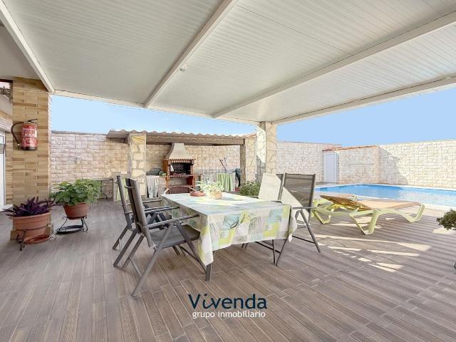 Casa adosada en venta en Cedillo del Condado. Tu refugio de tranquilidad con piscina privada en Cedillo del Condado. Casas adosadas Cedillo del.