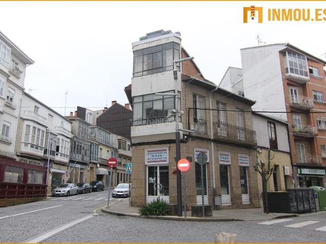 Casa adosada en venta en Celanova. SE VENDE VIVIENDA CON LOCAL COMERCIAL EN EL CENTRO DE CELANOVA. Casas adosadas.