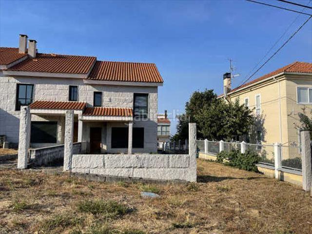 Casa adosada en venta en Celanova. Venta calle Curros Enríquez 91, Celanova obra sin terminar 4 chalets adosados. Casas adosadas.