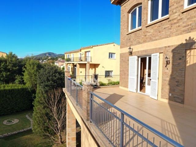 Casa adosada en venta en Celrà. Celrà Vivienda de grandes dimensiones con jardín, piscina y planta independiente. Casas adosadas.