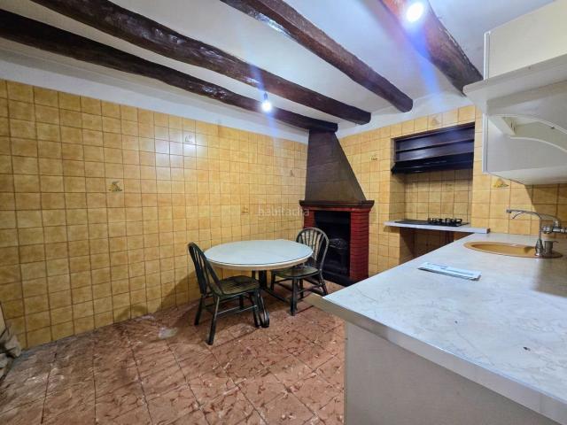 Casa adosada en venta en Centelles. Casa de poble amb jardí al centre de Centcelles. Casas adosadas.