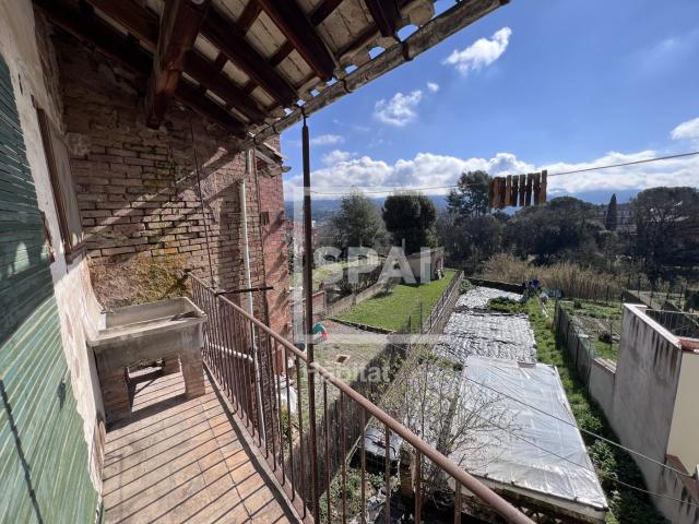 Casa adosada en venta en Centelles. casa de pueblo a ferformar. Casas adosadas.