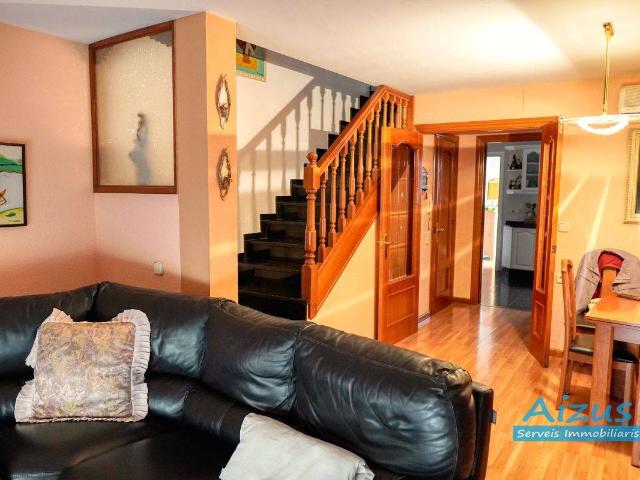 Casa adosada en Venta en Centre