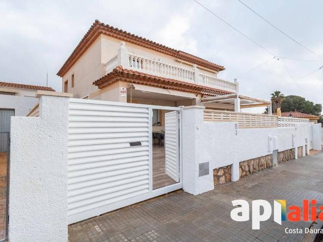 Casa adosada en Venta en Centre