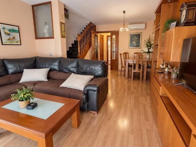 Casa adosada en Venta en Centre