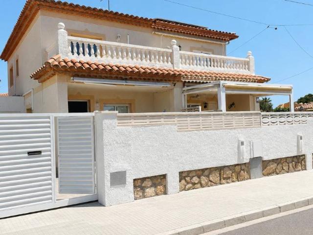 Casa adosada en Venta en Centre