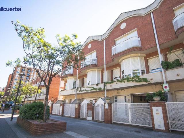 Casa adosada en Venta en Centre