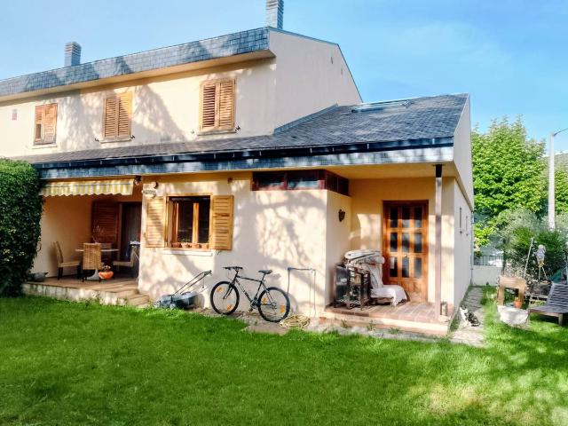 Casa adosada en Venta en Centro Manguilla