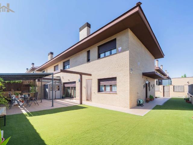 Casa adosada en Venta en Centro