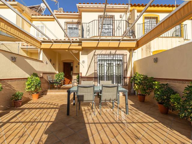 Casa adosada en Venta en Centro