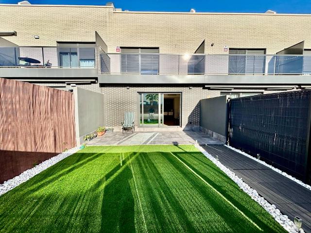 Casa adosada en Venta en Centro