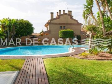 Casa adosada en Venta en Centro
