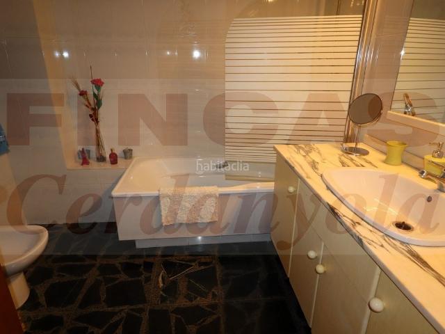 Casa adosada en venta en Cerdanyola del Vallès, Catalunya Fontetes. Edifici molt centric. Casas adosadas Cerdanyola del.