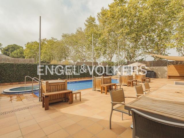 Casa adosada en venta en Cerdanyola del Vallès, Centre Cordelles. Espectacular casa en venEspectacular Propiedad de 10 Hab Ideal para Dos Familias o Vivienda con Despacho Profesionalta. Casas adosadas.