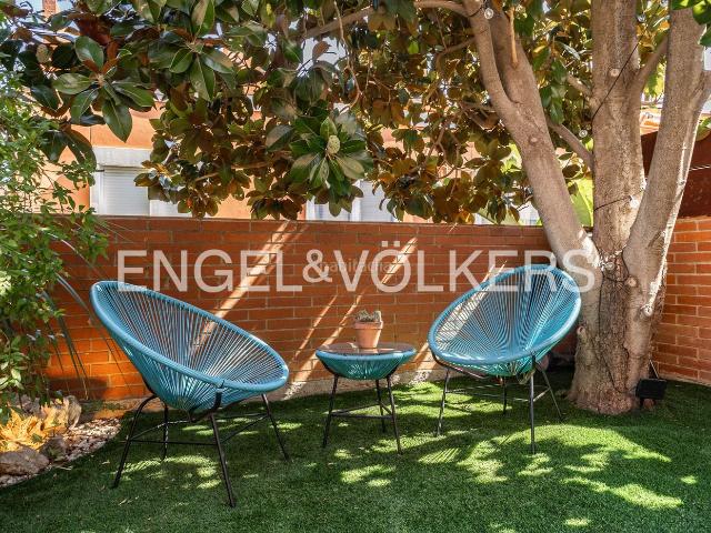 Casa adosada en venta en Cerdanyola del Vallès, Serraparera. Elegante residencia con piscina comunitaria y jardín privado. Casas adosadas Cerdanyola del.
