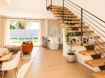 Casa adosada en venta en Chiclana de la Frontera, Los Gallos. Vanguardia y Exclusividad a Pasos del Mar Lujo Minimalista en La Barrosa. Casas adosadas Chiclana de la.