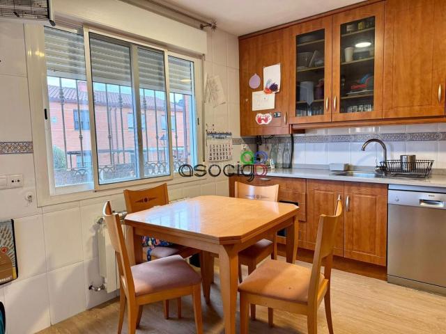 Casa adosada en venta en Chiloeches. CALLE DE LA VEGUILLA. Casas adosadas.