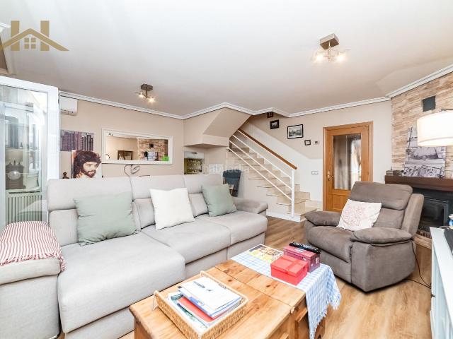 Casa adosada en venta en Ciempozuelos, Cuevas Ilustración. EN VENTA: Chalet adosado de 3 dormitorios con patio, porche, piscina comunitaria y placas solares. Casas adosadas.