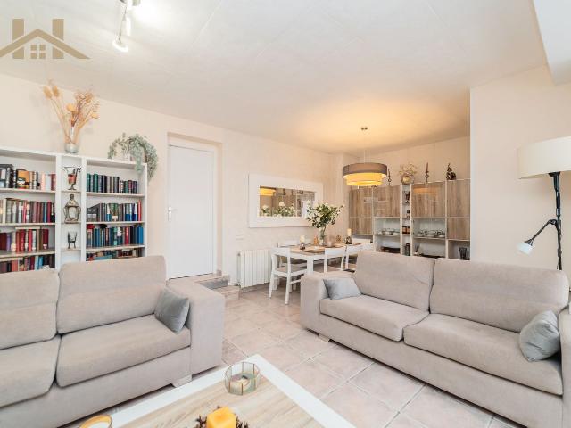 Casa adosada en venta en Ciempozuelos, Estación Psiquiátrico San José. EN VENTA: ESPECTACULAR CHALET ADOSADO REFORMADO DE 4 HABITACIONES CON AMPLIO PATIO. Casas adosadas.