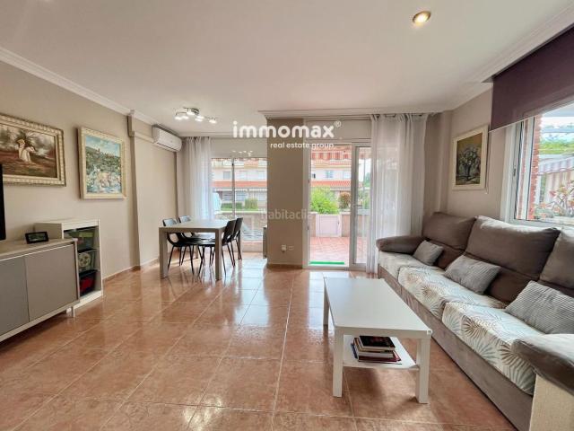 Casa adosada en venta en Cubelles, Les Salines Pla de Sant Pere. Casa adosada esquinera reformada junto a la playa con gran jardín privado y garaje para 2 coches PLA DE SANT PERELES SALINES. Casas.