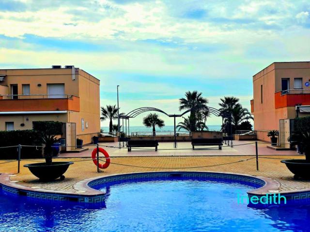 Casa adosada en venta en Cubelles, Maritim. Casa esquinera en primera linea de mar, Única en su zona!. Casas adosadas.