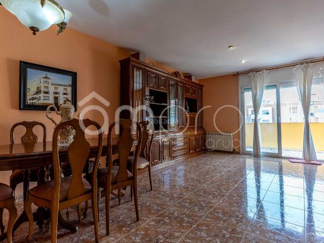 Casa adosada en venta en Cubelles, Santa Maria l´Eixample Sud Sumella. Descubre esta amplia y luminosa casa pareada distribuida en cuatro plantas, con un espectacular garaje de 76 m, tres.