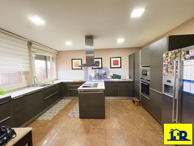 Casa adosada en venta en Cuenca, San Fernando Carretera de Valencia. Chalet en venta en Parquesol con piscina y garaje. Casas adosadas.