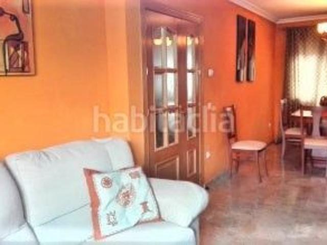 Casa adosada en venta en Cuenca, San Fernando Carretera de Valencia. Chalé adosado, construcción reciente, 170 m2, salón estar, 3 dormitorios, 3 baños, garaje 2 plazas, patio trasero, porche.