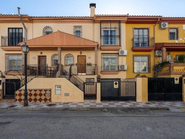Casa adosada en Venta en Cúllar Vega