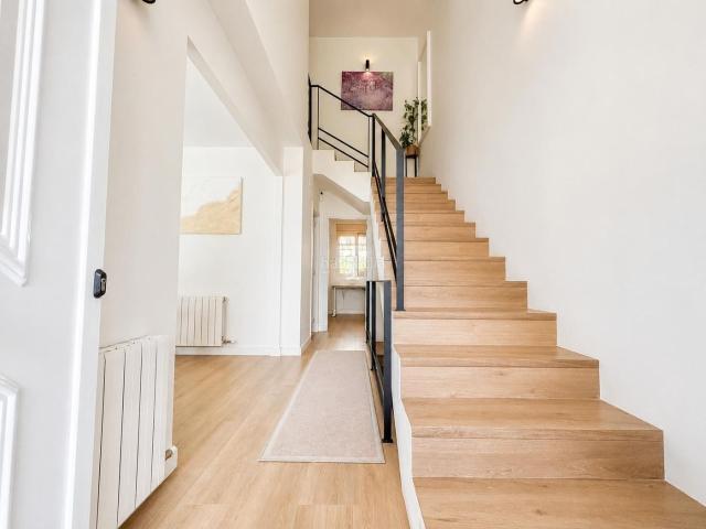 Casa adosada en venta en Cunit, Cunit Residencial Costa Dorada. Chalet adosado completamente reformado en 2024, con jardín, terraza y gran garaje, a un paso de la playa. Casas adosadas.