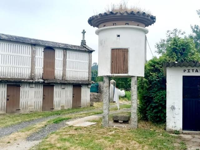 Casa adosada en venta en Cuntis. SE VENDE CASA ANTIGUA CON AMPLIA PARCELA. Casas adosadas.