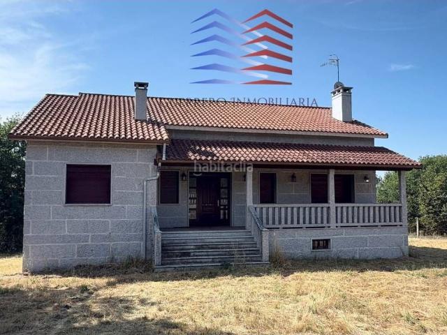 Casa adosada en venta en Amoeiro. VENTA DE AMPLIA VILLA ADOSADA CON JARDÍN Y PARCELA EN AMOEIRO OURENSE CAPITAL. 395.000. Casas adosadas.