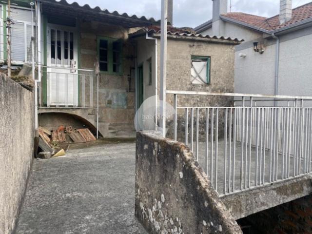 Casa adosada en venta en Amoeiro. VIVIENDA DE PIEDRA EN PARADA DE AMOEIRO, DISTRIBUIDA EN PLANTA BAJA CON VARIAS BODEGAS Y SALIDA A LA PARCELA POSTERIOR DONDE SE U. Casas adosadas.