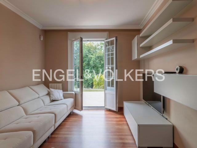 Casa adosada en venta en Amorebieta Etxano. Elegante casa con jardín privado, terraza y vistas en Amorebieta. Casas adosadas Amorebieta.