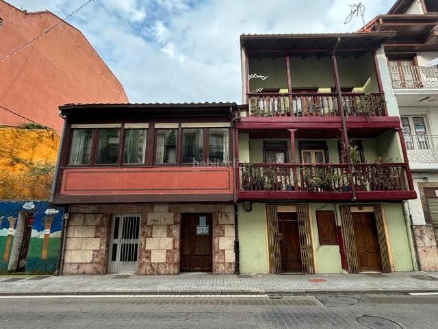 Casa adosada en venta en Ampuero. Excelente casa en el centro de Ampuero, con todos los servicios a un paso. Casas adosadas.