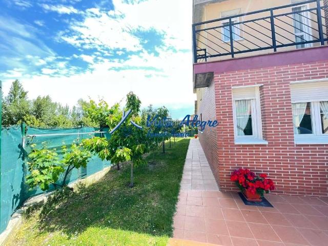 Casa adosada en venta en Anguciana. Ficha 6073 Chalet Adosado en Anguciana con piscina comunitaria. Casas adosadas.