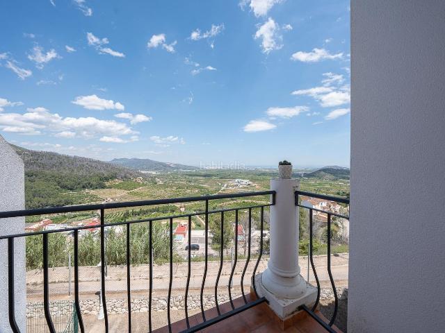 Casa adosada en venta en Ador. Chalet con potencial de 2 viviendas y acceso independiente en Monte Corona. Casas adosadas.