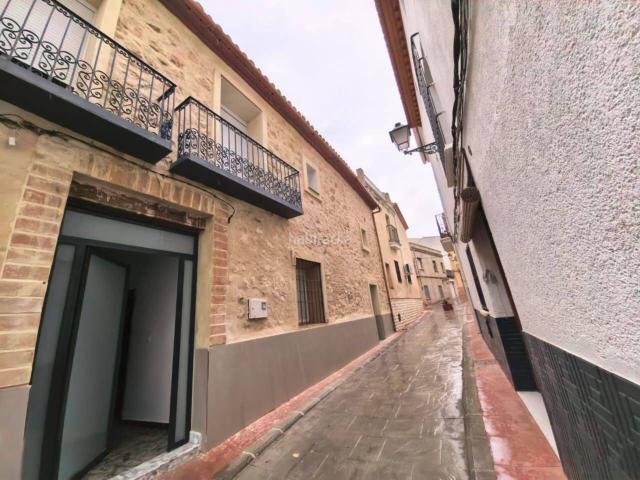 Casa adosada en venta en Ador. Gran casa con posibilidad de dos viviendas en el centro de Ador, todo reformada. Casas adosadas.