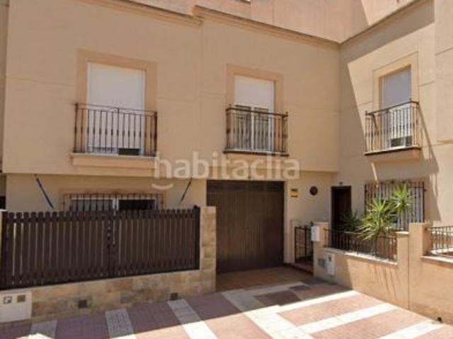 Casa adosada en venta en Adra. Chalet adosado en venta en calle Mar Caspio. Casas adosadas.