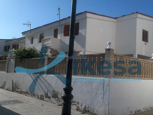 Casa adosada en venta en Agaete. Venta de casa adosada en Agaete, Las Palmas. ACTIVO INMOBILIARIO SIN POSESIÓN, NO SE PUEDE VISITAR. Casas adosadas.