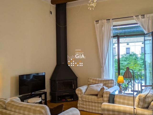 Casa adosada en venta en Agramunt. Casa en venda a la Plaça Mercadal. Casas adosadas.