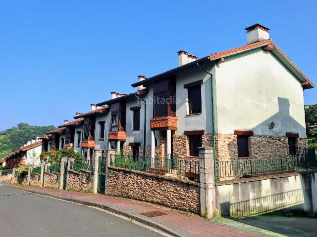 Casa adosada en venta en Aia. Villa adosada de esquina cerca del centro de Orio. Casas adosadas.