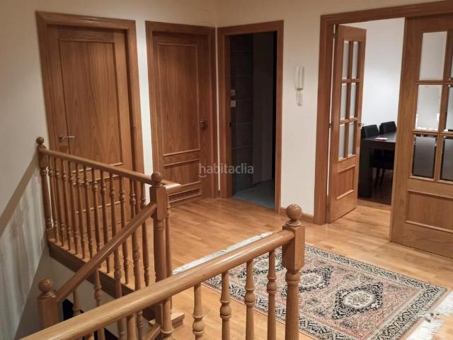 Casa adosada en venta en Aia. Vivienda bifamiliar amplia y luminosa, con terrazas y jardín terreno. Casas adosadas.