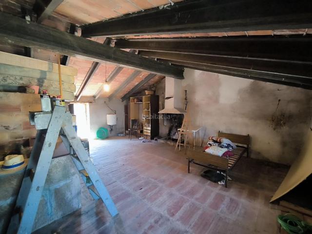 Casa adosada en venta en Albagés L´. Casa en Venta con Amplios Espacios, Terraza y Acogedora Buhardilla. Casas adosadas Albagés.